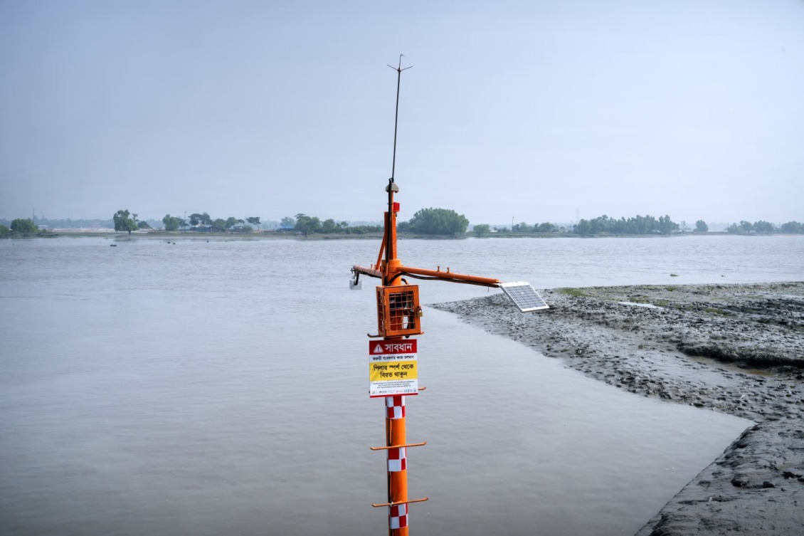This monitor tracks water levels and AI helps predict flooding in Bangladesh.