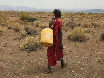 The women of the community located in Ltungai leave a few minutes to fill the 15-litre containers with water in a hole where the water is stagnant, between two rocks. The water is not drinkable, full of bacteria.