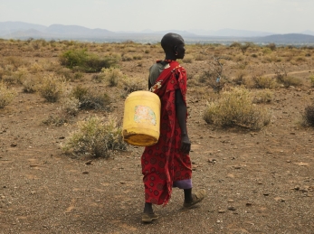 The women of the community located in Ltungai leave a few minutes to fill the 15-litre containers with water in a hole where the water is stagnant, between two rocks. The water is not drinkable, full of bacteria.