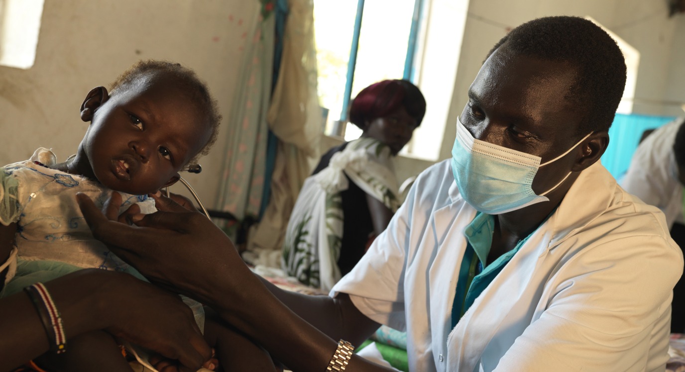 Dr Paulino treats a patient in the Stabilization Center.