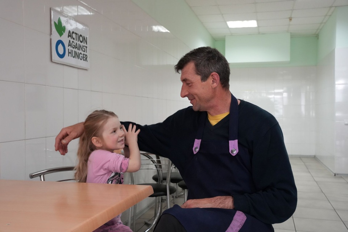 A father and daughter at a shelter for displaced people in Zaporizhia.